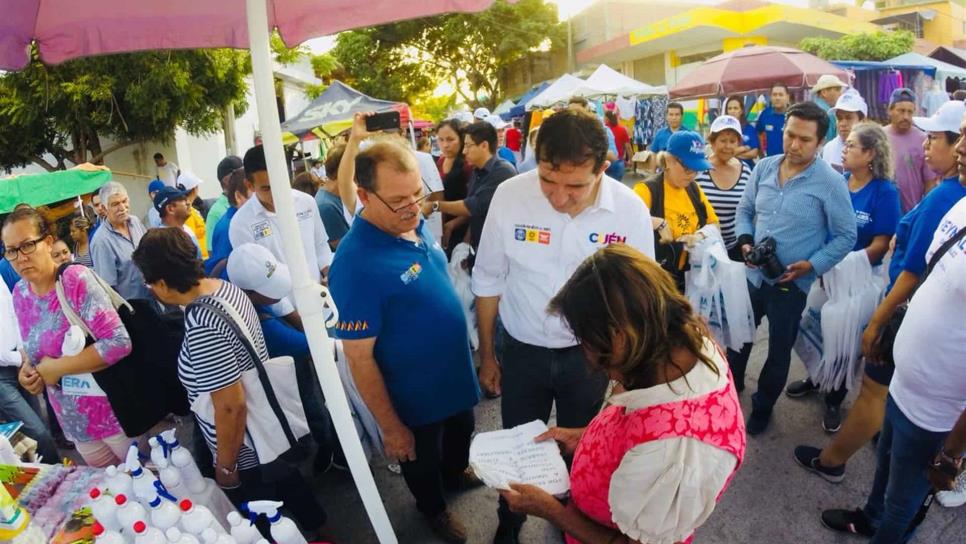 Cuén y Alejandro Higuera recorren tianguis en Mazatlán