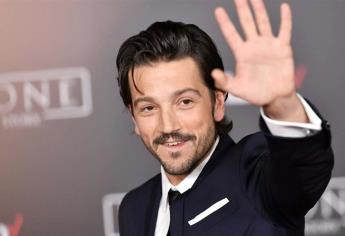 Encantado haría a Cantinflas en bioserie, dice Diego Luna