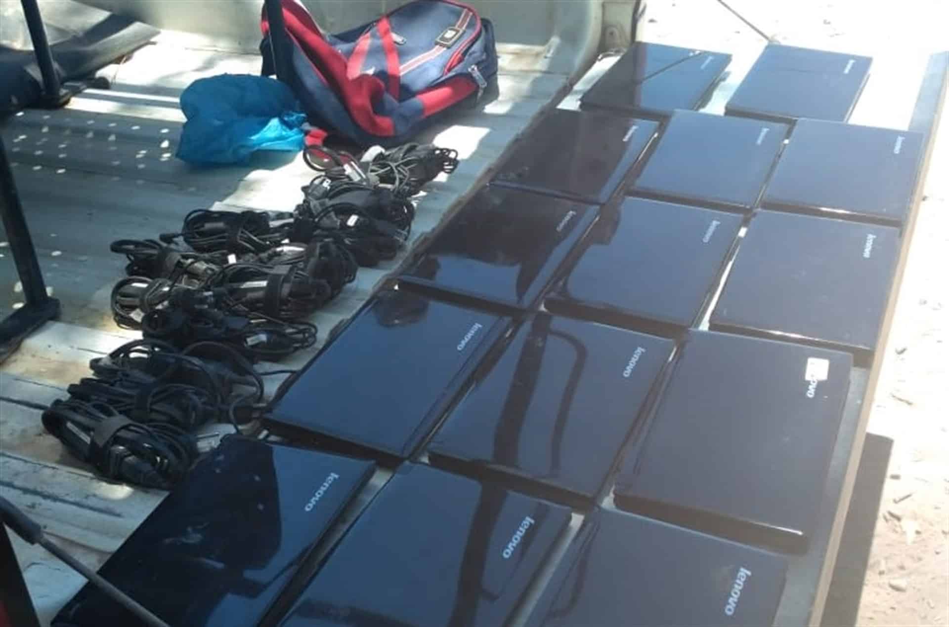 Recuperan policías 14 computadoras robadas de una secundaria