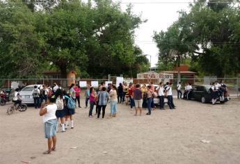 Padres toman escuela, exigen ayuda para reponer cableado robado