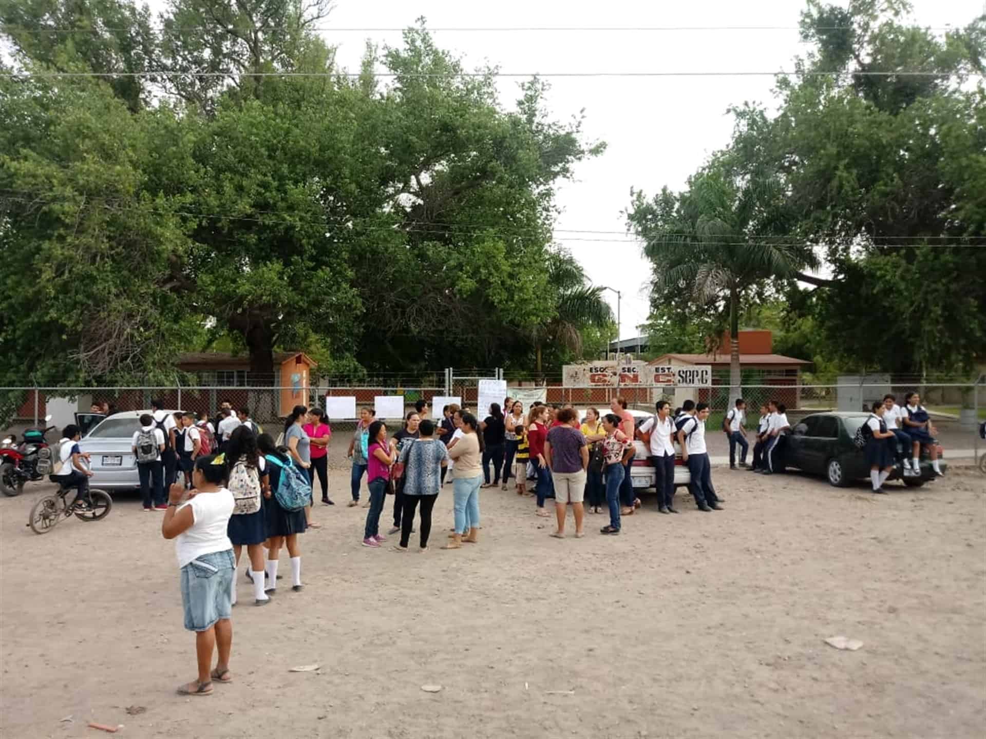 Padres toman escuela, exigen ayuda para reponer cableado robado