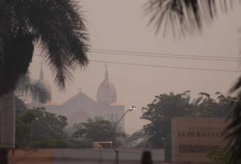 Densa capa de humo por quema de soca cubre a Los Mochis