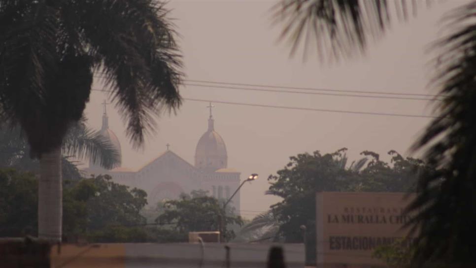 Densa capa de humo por quema de soca cubre a Los Mochis