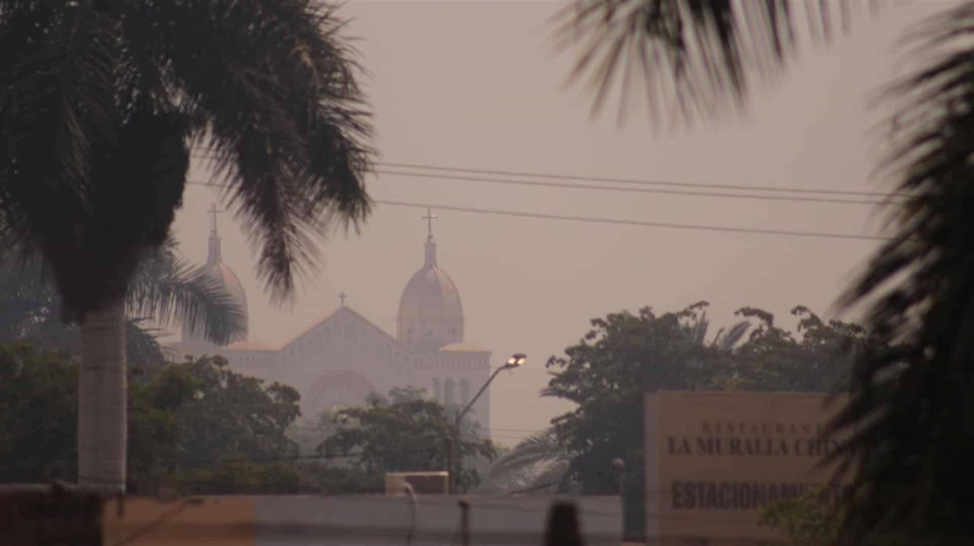 Densa capa de humo por quema de soca cubre a Los Mochis