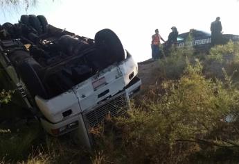 Vuelca tráiler cargado de alfalfa en el Poblado 6