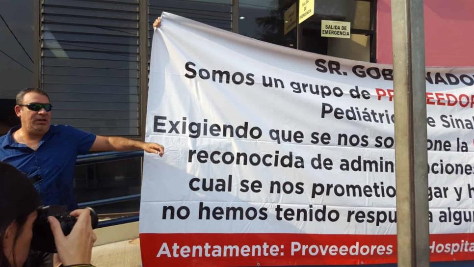 Protestan proveedores del Pediátrico