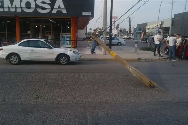 Grúa se enreda en cables y tumba dos postes en el Centro Grúa se enreda en cables y tumba dos postes en el Centro