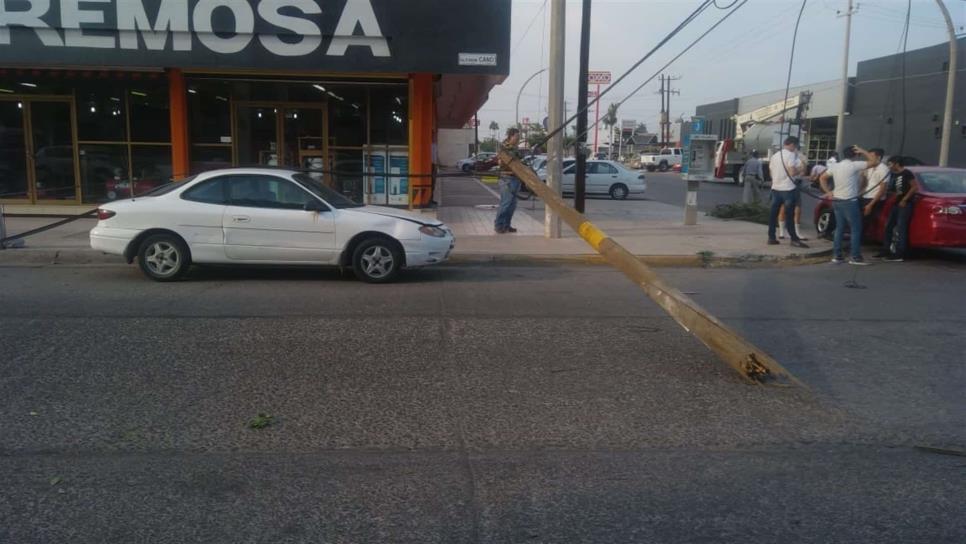 Grúa se enreda en cables y tumba dos postes en el Centro