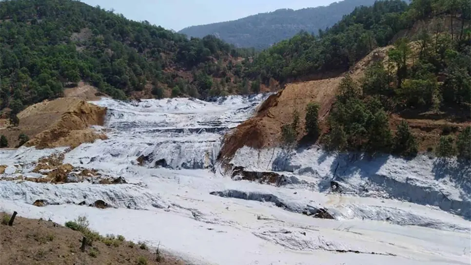 En esas condiciones quedó el suelo tras el derrame de la presa de jales. FOTOS: Cortesía