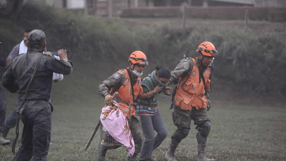 Evacuan poblados en Guatemala por continua actividad de Volcán de Fuego