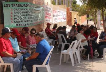 Se manifiestan maestros jubilados y toman el SNTE 53