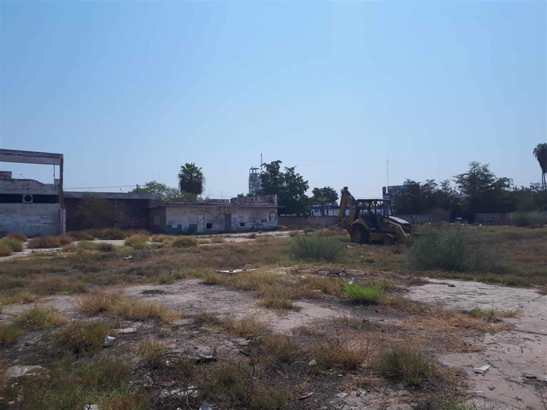 Derriban edificios de la Pepsi Vieja en Los Mochis