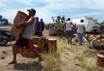 Rapiña de cerveza tras volcadura de un tráiler en la México 15