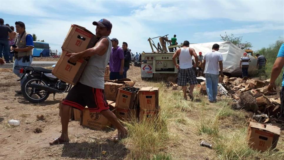 Rapiña de cerveza tras volcadura de un tráiler en la México 15