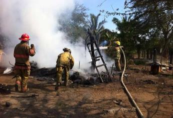 Fuego consume vivienda en Mazatlán