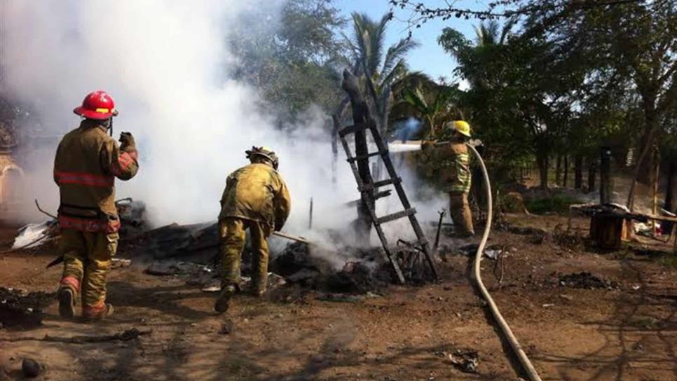 Fuego consume vivienda en Mazatlán