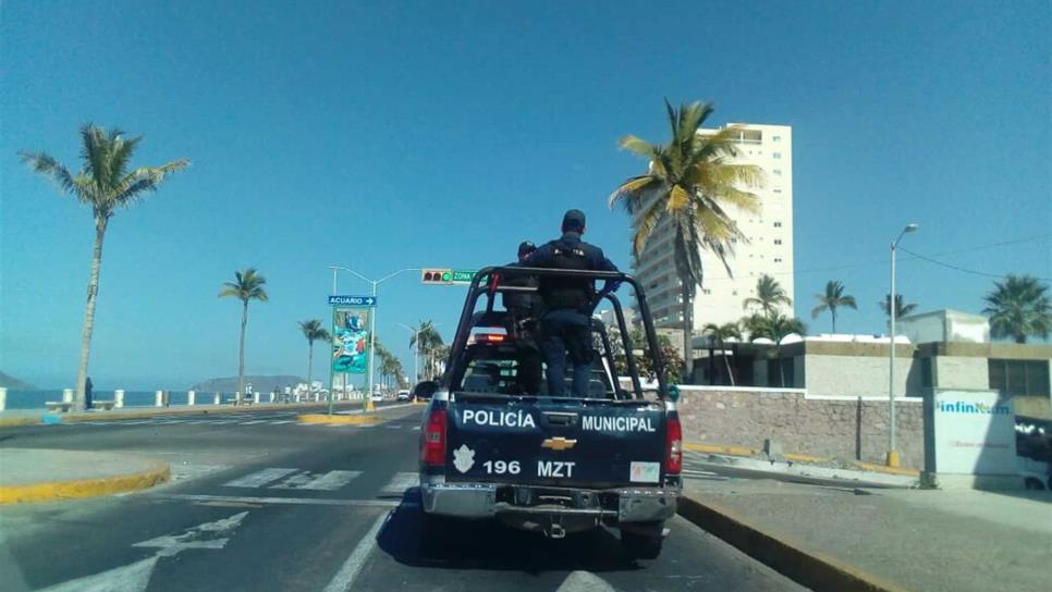 Sacan a hombre que flotaba en el mar