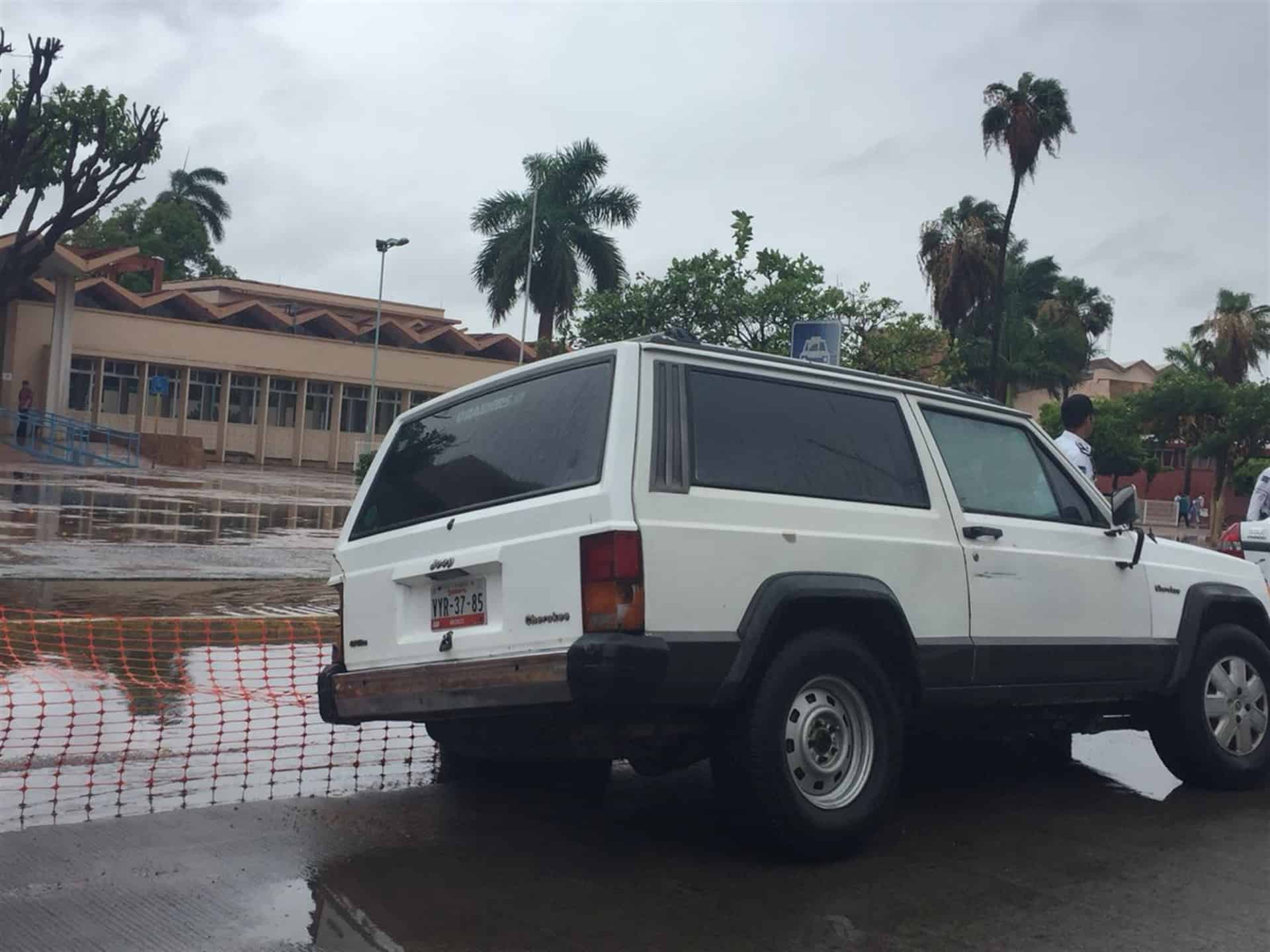 Cae camioneta a zanja, a un costado de Unidad Administrativa