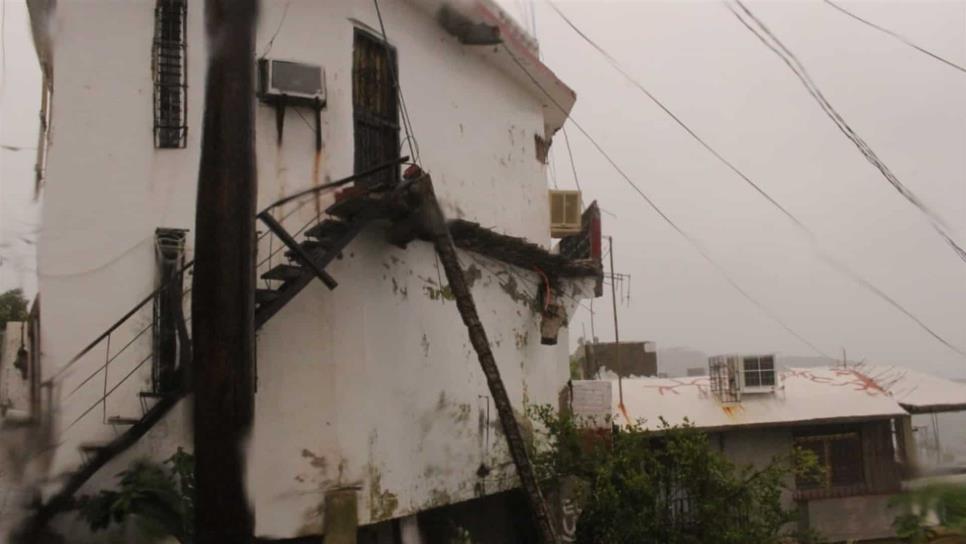 Cae marquesina de vivienda en Topolobampo tras fuertes lluvias