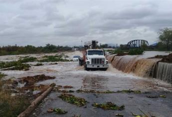 Conductor queda atrapado en la presa derivadora