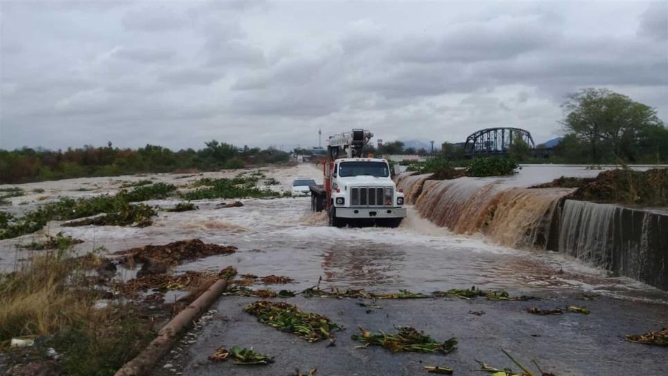 Conductor queda atrapado en la presa derivadora