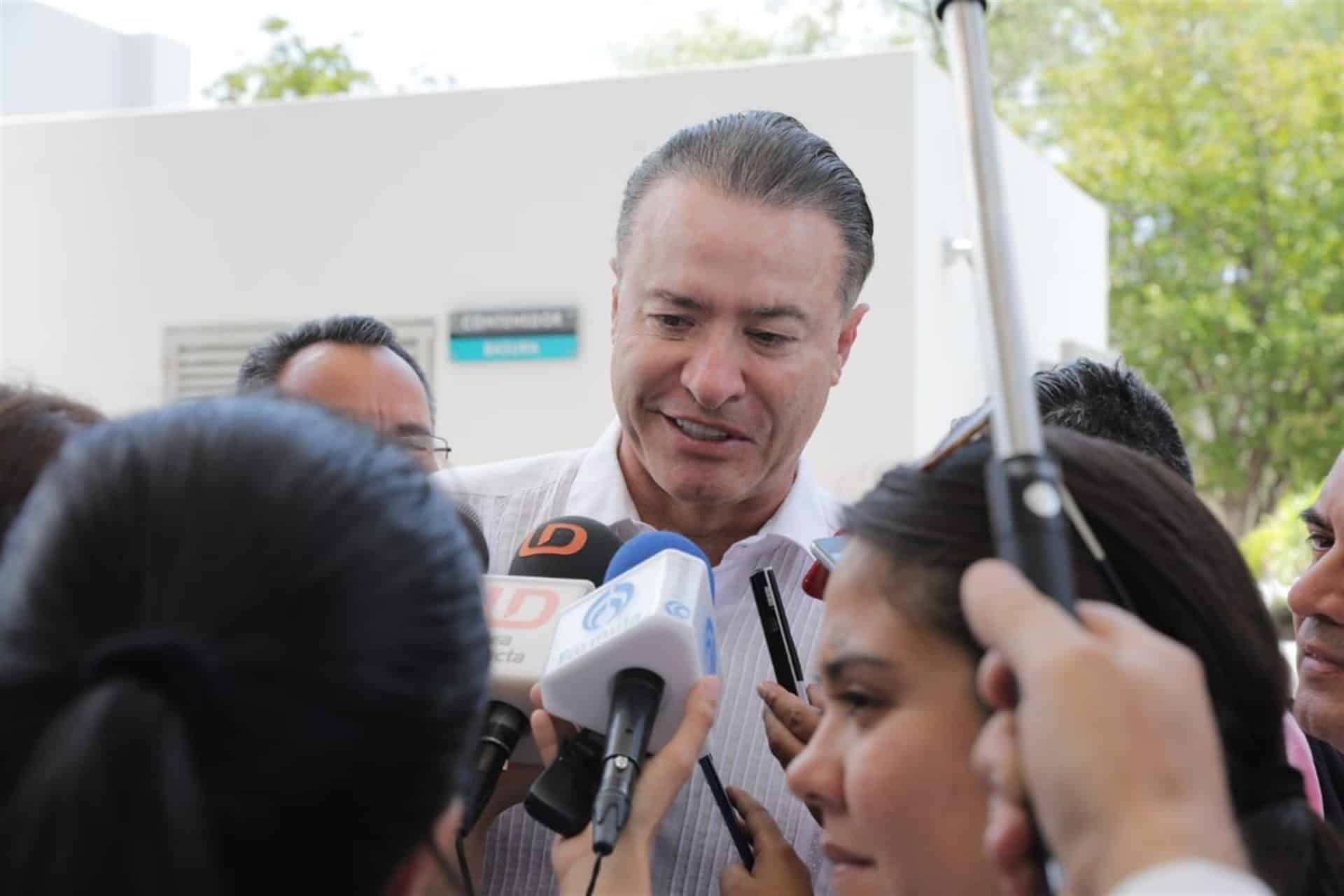 Quirino Ordaz Coppel, gobernador del estado.