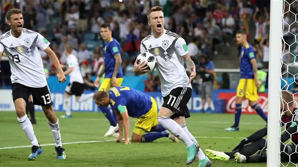 Una genialidad de Kroos mantiene con vida a Alemania