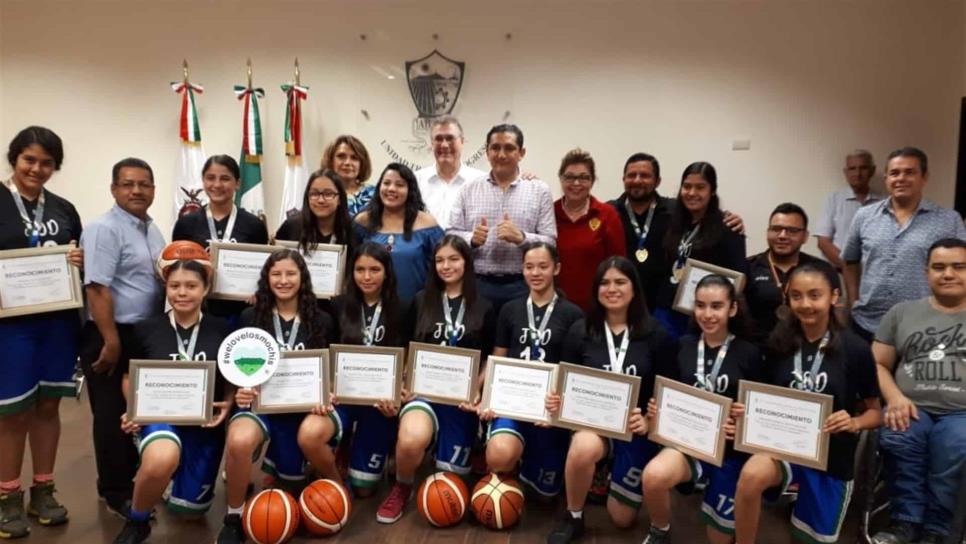 Reconoce Ayuntamiento a tricampeonas nacionales de baloncesto
