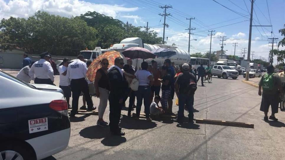 Cierran calles en Mazatlán por retraso en el pago del empleo temporal