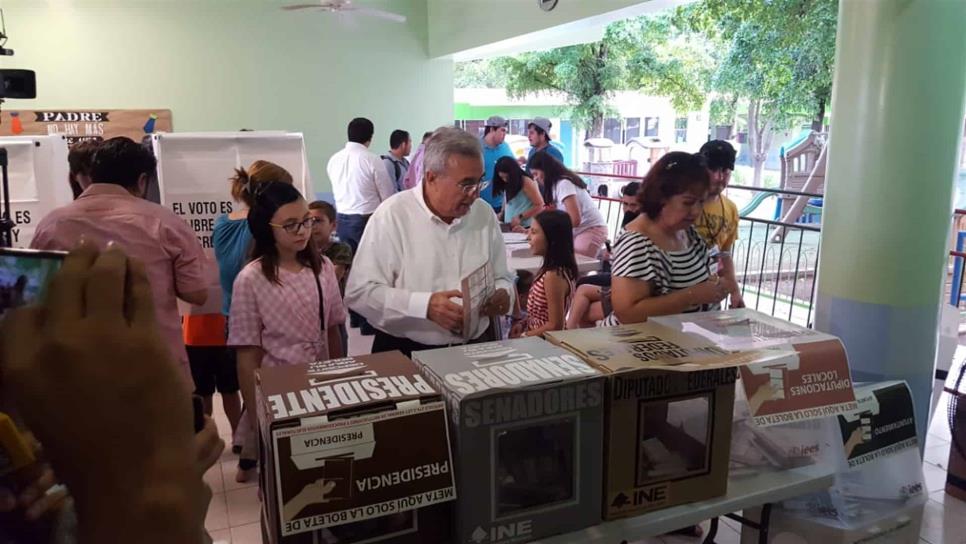 Con todo y nietas, acude Rocha Moya a votar