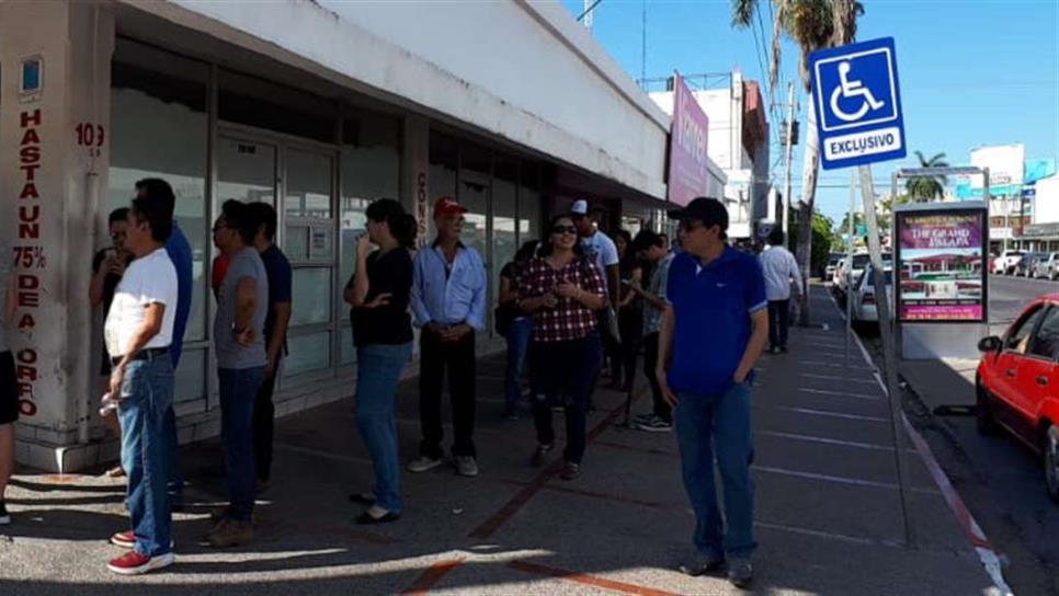 Casi 200 ciudadanos en la fila por retraso de apertura en casilla especial