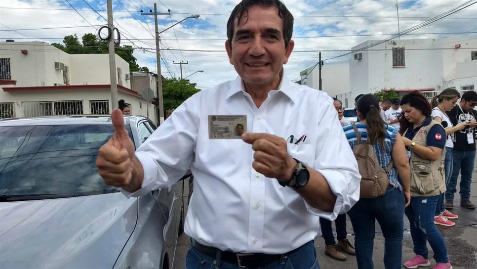 Acude Héctor Melesio Cuén con su familia a votar