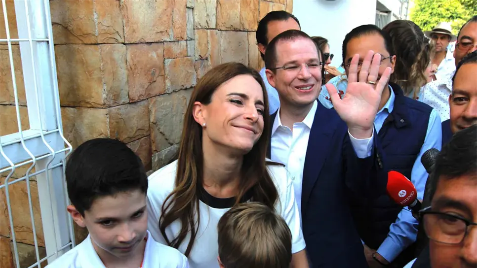 Ricardo Anaya vota en Querétaro