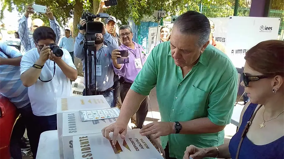 Emite su voto Rubén Félix acompañado de su familia