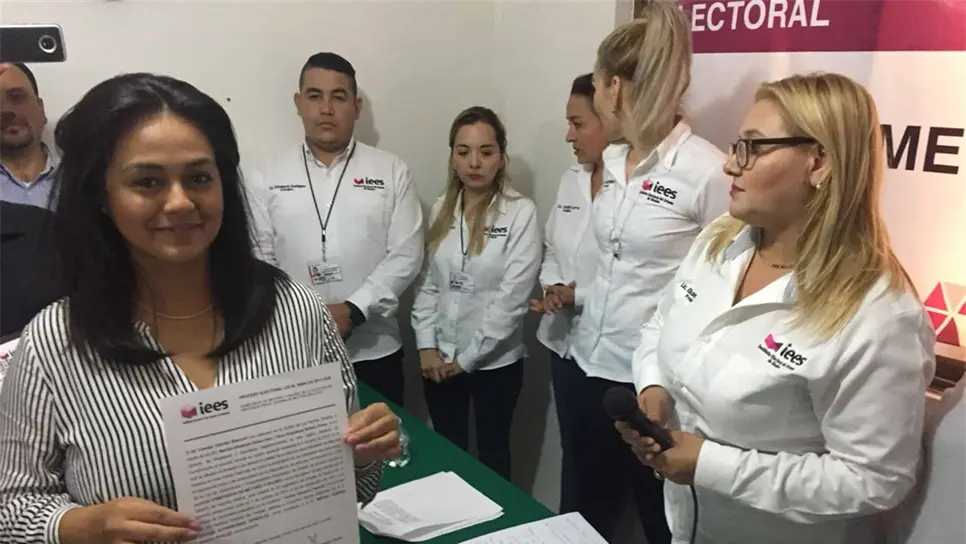 Entrega de la constancia a la diputada local electa. FOTO: Martín Ruiz.