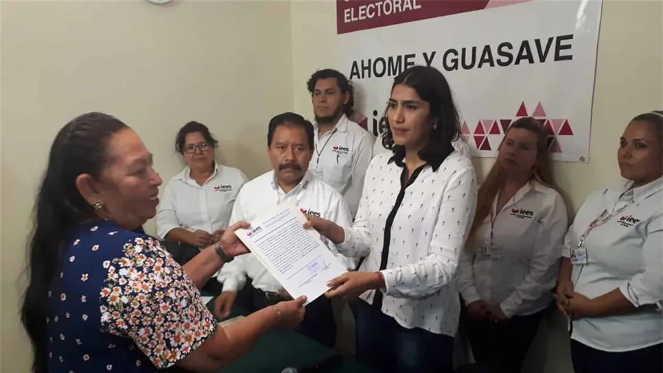 Entregan constancia como diputada local a Rosa Inés López