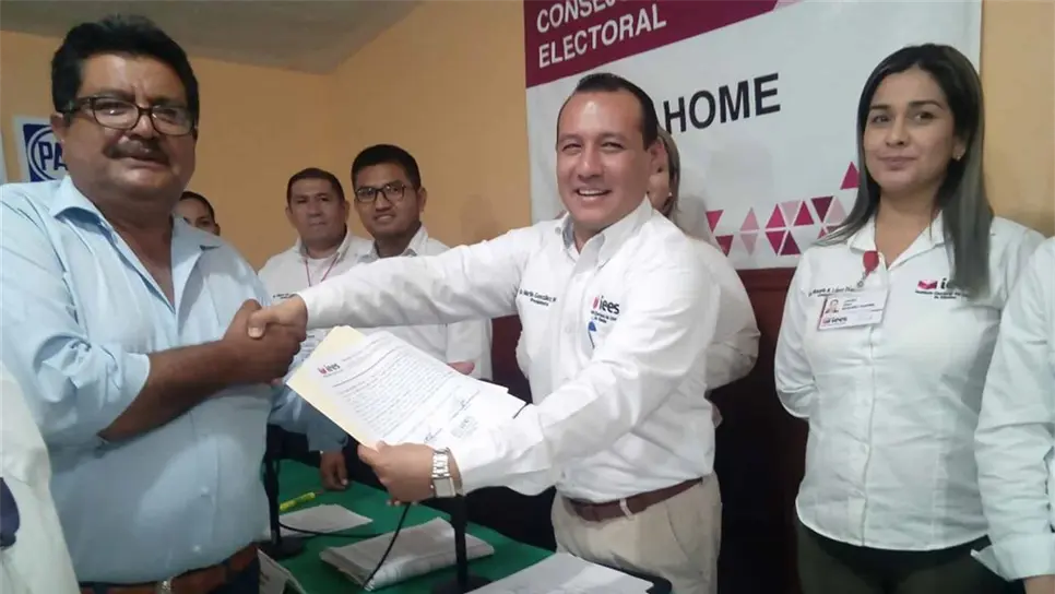 Recibe Juan Ramón Torres constancia como diputado por el Distrito 03