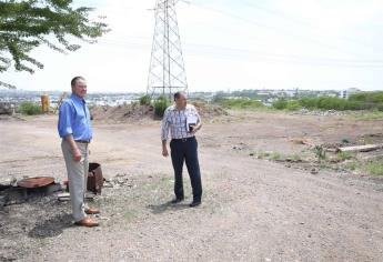 Visita Quirino terreno donde construirán nuevo Hospital General de Culiacán