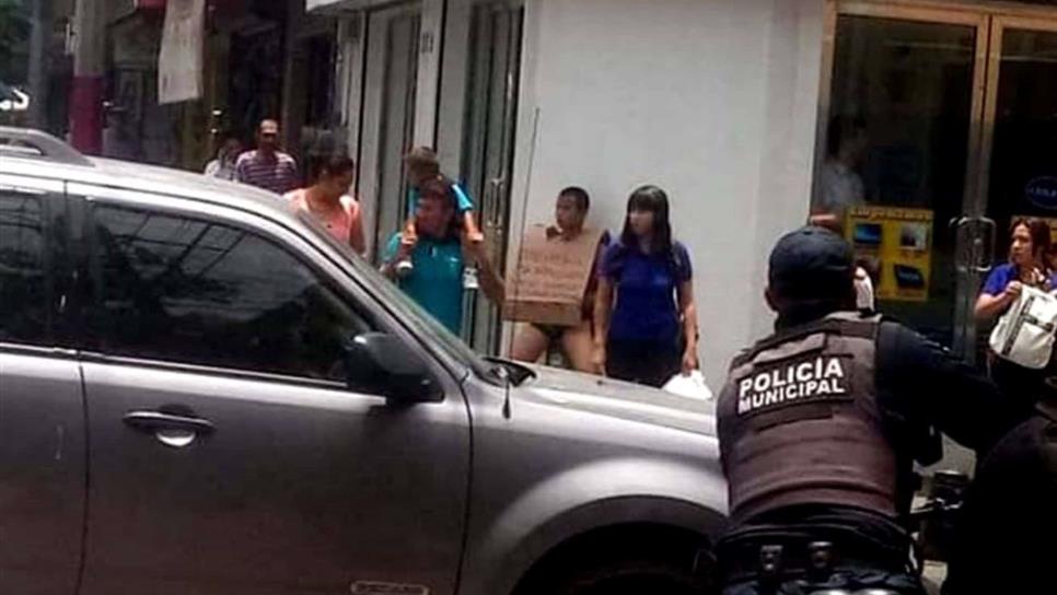 Dejan semidesnudo a joven y lo acusan de ladrón en Culiacán