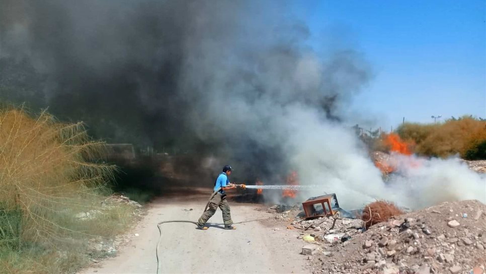 Incendio de maleza moviliza a bomberos en Los Mochis
