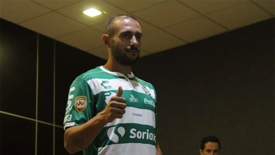 Santos Laguna presenta a Alejandro Castro como segundo refuerzo