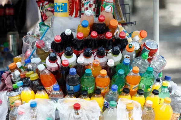 Refrescos y jugos embotellados detonan Síndrome Metabólico: UNAM