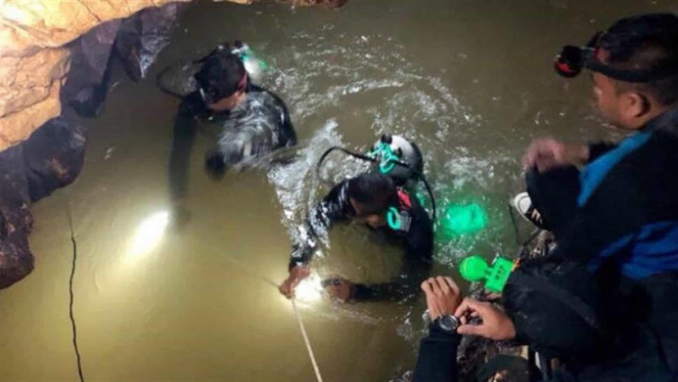 Rescatan al octavo niño atrapado en una cueva de Tailandia