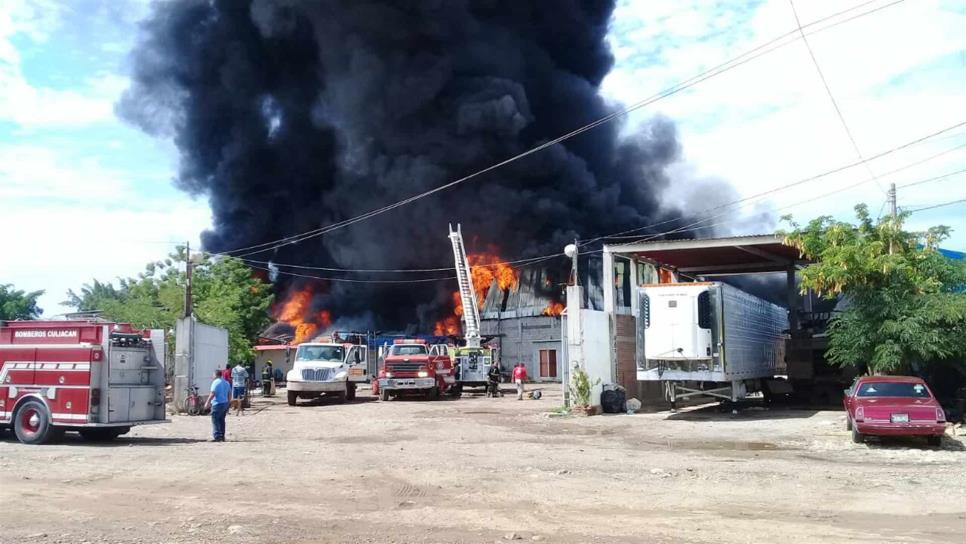Se incendia bodega de químicos al sur de Culiacán