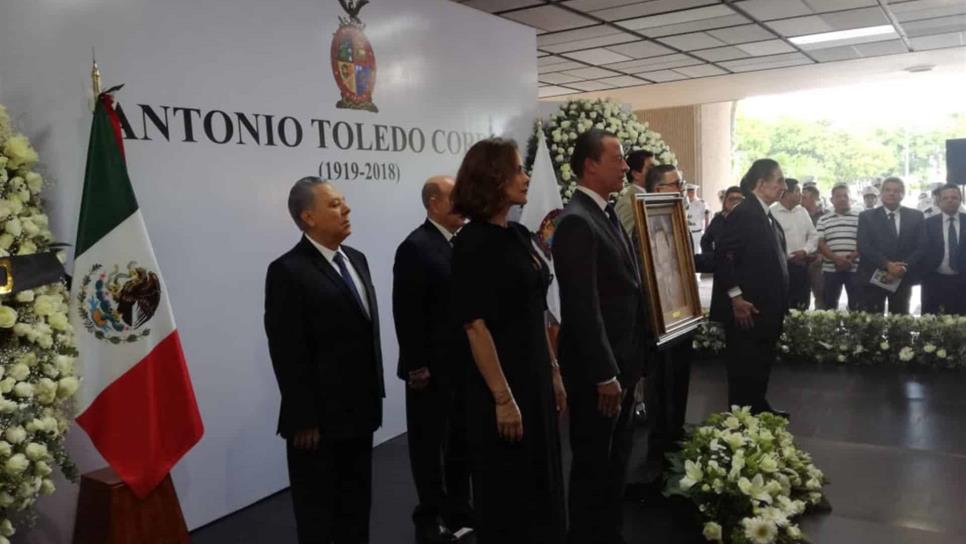 Rinden homenaje a Antonio Toledo Corro en Palacio de Gobierno
