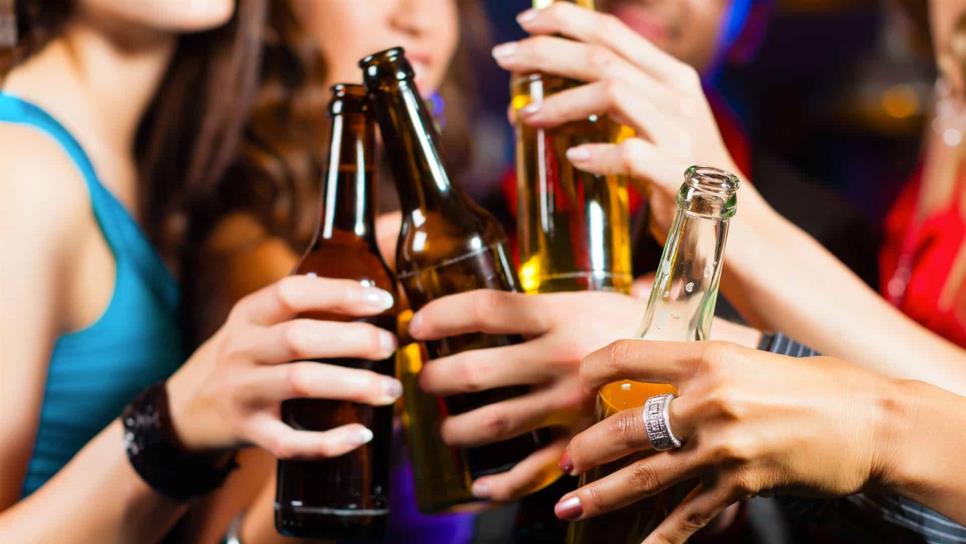 Adolescentes que toman alcohol, más propensos a desarrollar adicción
