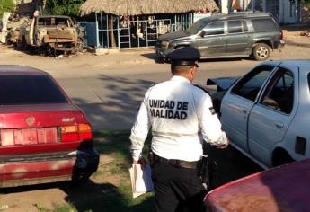 Invaden autos abandonados banquetas del bulevar Agricultores