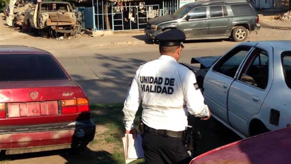 Invaden autos abandonados banquetas del bulevar Agricultores