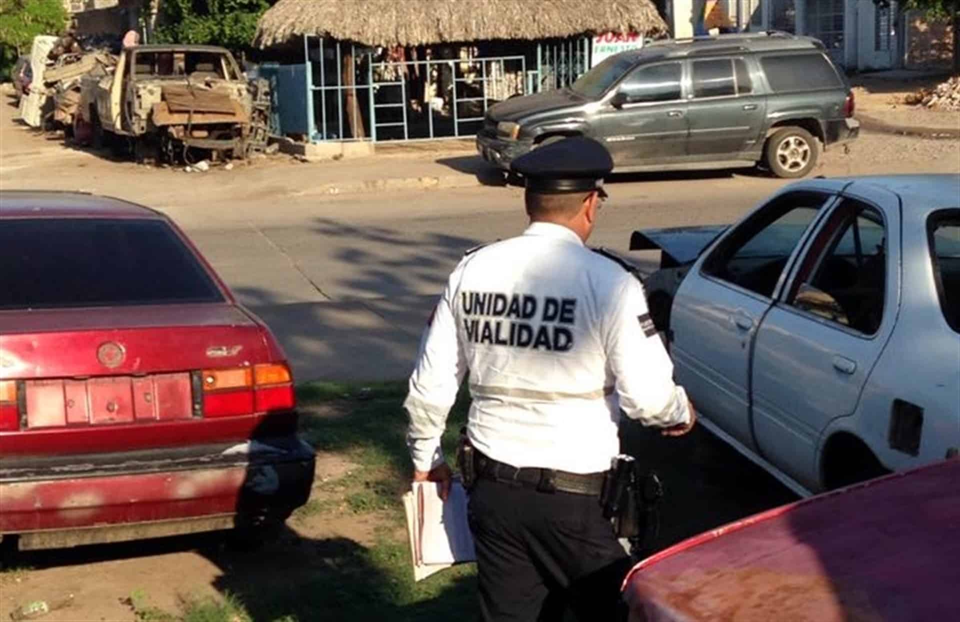 Invaden autos abandonados banquetas del bulevar Agricultores