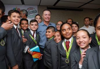 Gobernador se toma foto con niños de la Olimpiada del Conocimiento